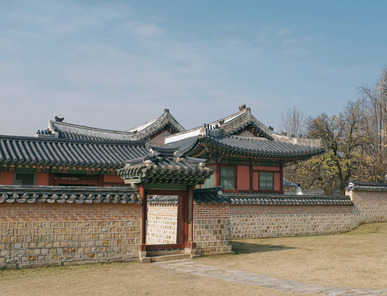 Explore the beauty of historic Korean architecture at Seoul's Gyeongbokgung Palace.