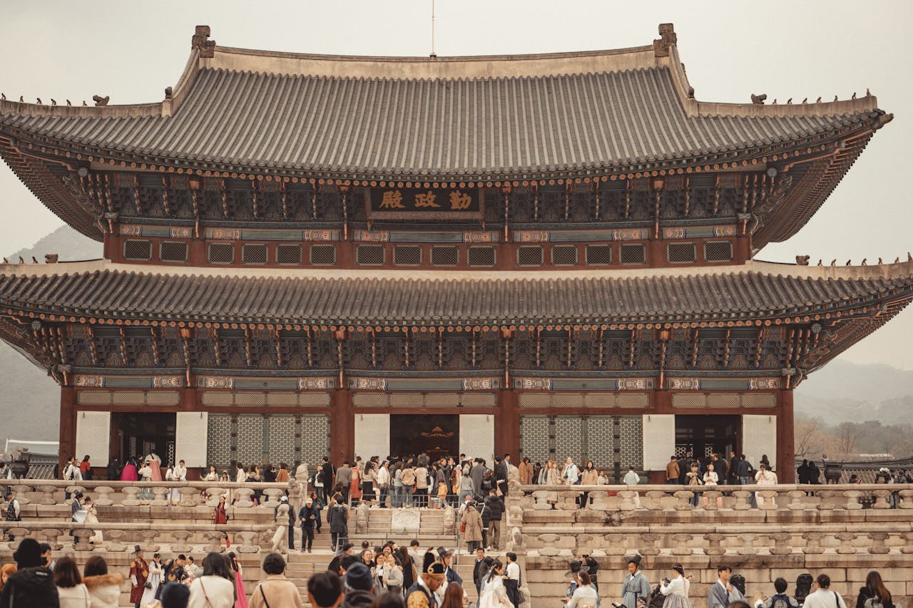 Discover the majestic Gyeongbokgung Palace, a top tourist attraction in Seoul, filled with visitors.